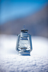 雪の平原とオイルランタン