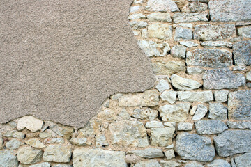 Mur en pierre apparente à jointoyer, piquage des joints, enlever le crépis d’une maison pour révéler la pierre apparente © CURIOS