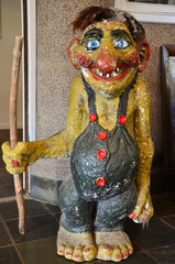 木の杖を持ったノルウェーの伝承トロールの置物