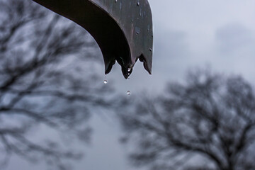 屋根の先から落下する雨粒
