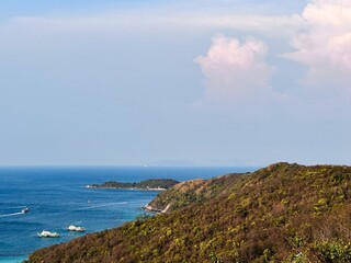 Fototapeta premium This stunning image shows a uniquely shaped mountain resembling a snake. It was taken on February 24, 2026, on Koh Larn, Chonburi, Thailand.
