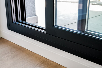 断熱効果のある複層ガラス(ぺアガラス)で構成されたモダンでエレガントなPVC窓サッシ