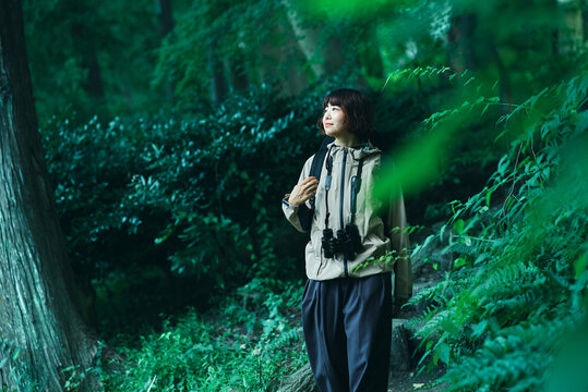 緑地をハイキングする若い女性