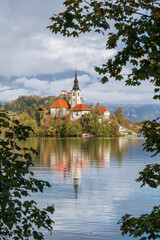 Obraz premium Lake Bled in Slovenia. Beautiful mountains and Bled lake with small Pilgrimage Church. Bled lake and island with Pilgrimage Church of the Assumption of Maria. Bled, Slovenia, Europe