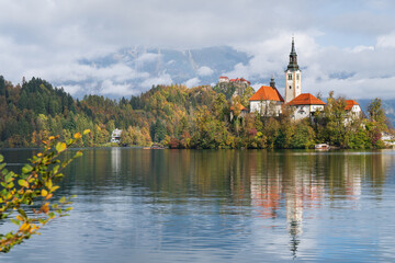Obraz premium Lake Bled in Slovenia. Beautiful mountains and Bled lake with small Pilgrimage Church. Bled lake and island with Pilgrimage Church of the Assumption of Maria. Bled, Slovenia, Europe