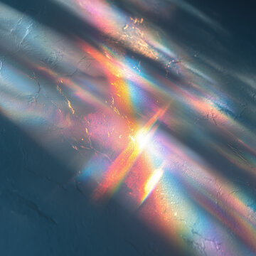 Reflejos de luz arco&iacute;ris formando patrones abstractos.Bandas de luz arco&iacute;ris sobre una superficie oscura, creando reflejos brillantes y un efecto espectral con textura suave.