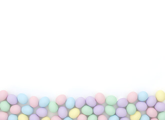 Obraz premium Minimal easter background with eggs along bottom edge