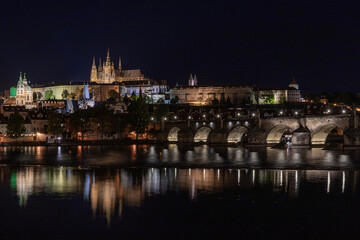 Obraz premium Prague Castle and Charles Bridge Illuminated at Night