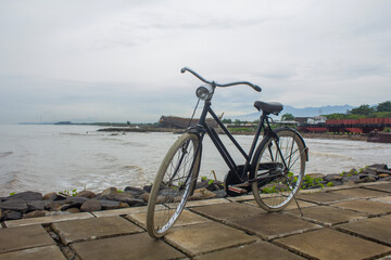 Fototapeta premium antique bicycle on the beach