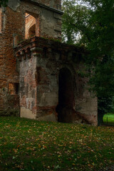 Obraz premium Mosscovered Walls And Autumn Leaves Surrounding. Mysterious Setting With Crumbling Plaster And Dense Woods