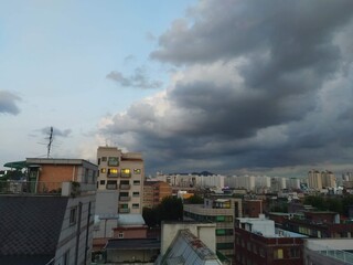 Fototapeta premium Impressive Cloud Formations Over Seoul Residential Area at Dusk