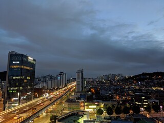 Obraz premium Cityscape Highway Traffic at Dusk
