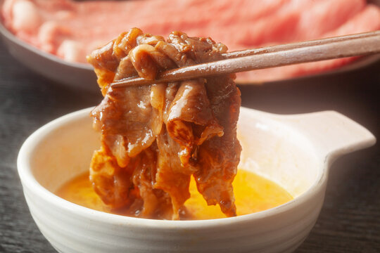 溶き卵煮付けたすき焼きの牛肉