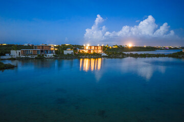 Naklejka premium Lake luxury real estate reflection