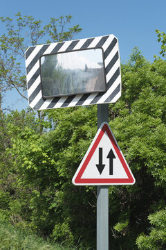 Panneau de signalisation routi&egrave;re avec miroir de s&eacute;curit&eacute; et avertissement de circulation &agrave; double sens