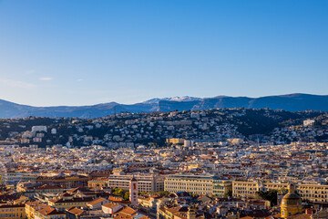 Naklejka premium Vue sur Nice depuis les hauteurs de la ville sur la Côte d'Azur en France
