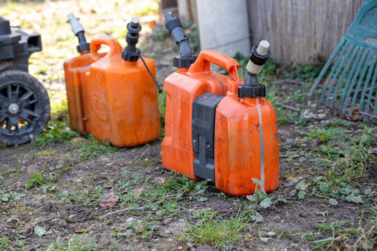 bidon d'essence oranges plein de carburant