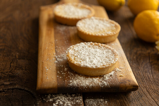 Lemon tarts with lemons