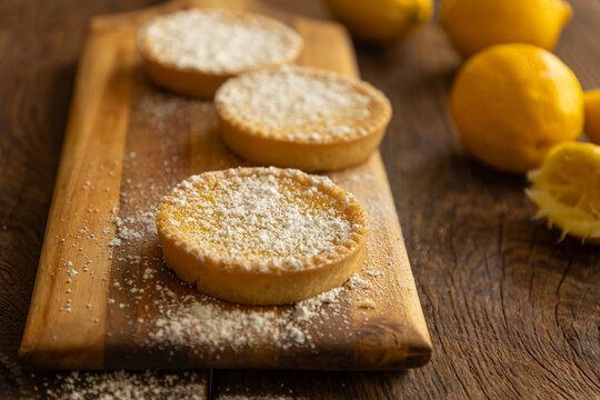 Lemon tarts with lemons
