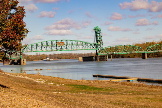 Hardin bridge vertical lift green old 