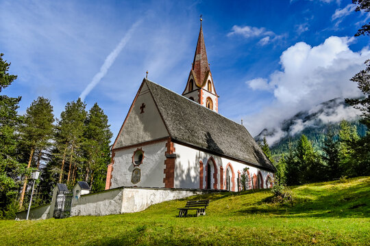 L&auml;ngenfeld, Pestkapelle, Dorf, Oberl&auml;ngenfeld, &Ouml;tztal, S&ouml;lden, Tirol, Wald Waldweg, Kraftort, Fischbach, Landwirtschaft, Wanderweg, Sommer, Herbst, &Ouml;sterreich
