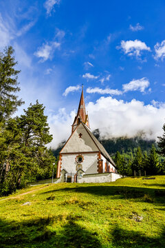 L&auml;ngenfeld, Pestkapelle, Dorf, Oberl&auml;ngenfeld, &Ouml;tztal, S&ouml;lden, Tirol, Wald Waldweg, Kraftort, Fischbach, Landwirtschaft, Wanderweg, Sommer, Herbst, &Ouml;sterreich