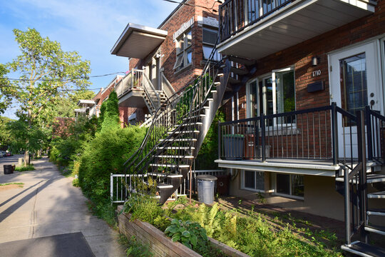 Escaliers ext&eacute;rieurs d'immeubles d'habitation dans la Rue le Caron dans le quartier C&ocirc;te Saint-Paul &agrave; Montr&eacute;al