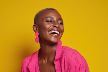 Obraz premium Radiant portrait of a smiling Black woman in pink clothing on a bold yellow background