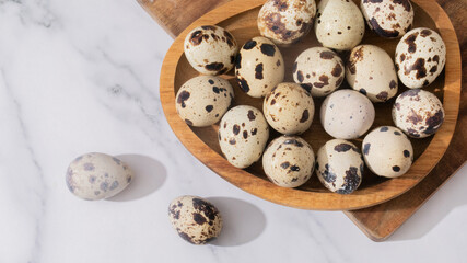 Fototapeta premium Quail eggs nestled in wooden dish evoke spring solstice, rustic gastronomy, symbolizing rebirth, renewal, and culinary curiosity