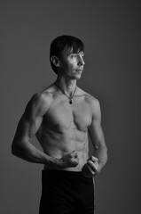 Fototapeta premium homem com corpo muscular fisiculturista natural shape 