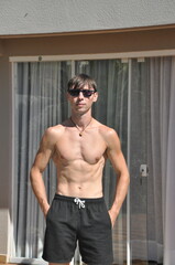 Obraz premium homem com corpo muscular de férias no verão 