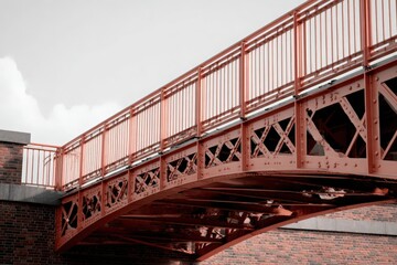 Bridge with seismic resilience mechanisms exposed