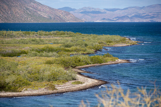 Mar azul y monta&ntilde;as