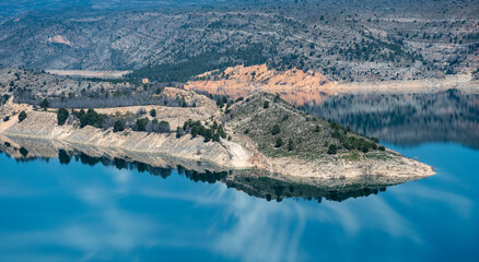 Pantano presa de Tous, vistas panorámicas con reflejos en el agua. © Menorcaevo