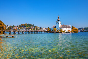 Fototapeta premium Beautiful view of Lucerne, Switzerland featuring the famous wooden Chapel Bridge with Water Tower over the Reuss River. Scenic cityscape with alpine mountains, clear water, and colorful historic archi