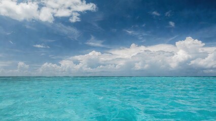 Obraz premium Turquoise sea gentle waves beneath dramatic cloudy sky.