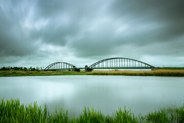 Obraz premium Brücke über der Eider bei Friedrichstadt