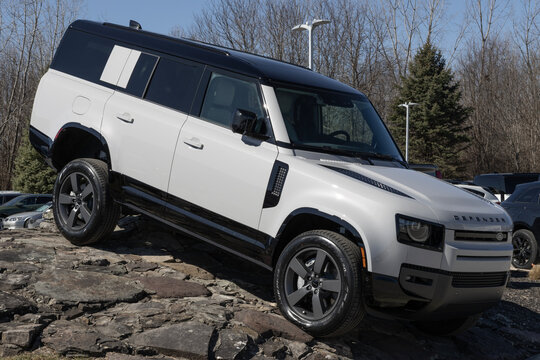 Land Rover Defender 130 X-Dynamic XE at a dealership. Land Rover offers the Defender 130 with a 3.0L I6 MHEV engine. MY:2026