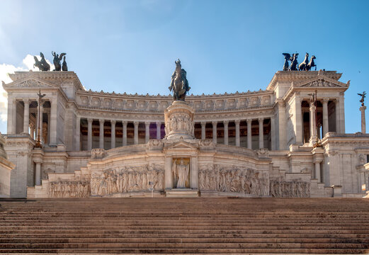 Monumento Nacional a V&iacute;ctor Manuel II (Vittoriano) o Altar de la Patria y Plaza Venecia en Roma, Italia. Arquitectura y monumentos de Roma. Paisaje urbano de Roma.