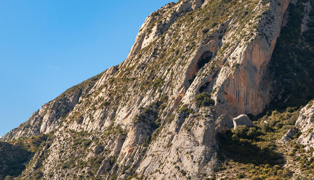 arcos y cueva "Cova del Lladres"  de Abella de la Conca, cueva de 111 metros y dos arcos naturales,  solo accesibles via ferrata. Pallars Lluss&agrave;, Lleida