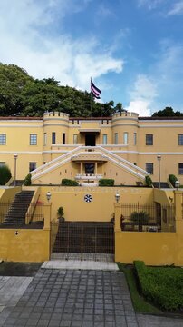 Vertical Video of Museo del Oro Precolombino Yellow Building in San Jos&eacute;, Costa Rica &ndash; 9:16 Travel Footage for Social Media