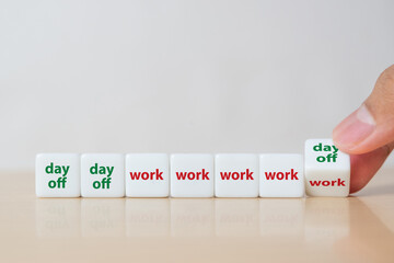 Obraz premium Symbol for a 4 day work week on dice