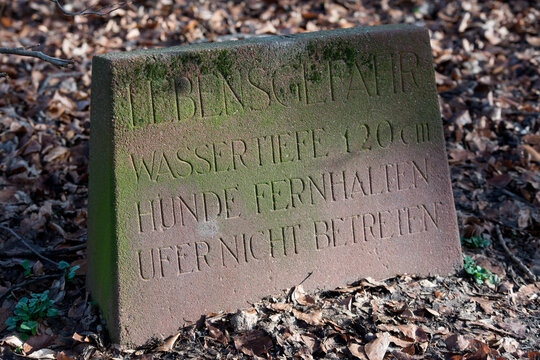 Hinweistafel als Steintafel - Gefahrwarung