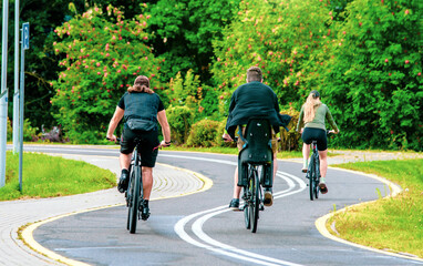 Obraz premium Cyclists ride on the bike path in the city Park 