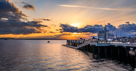 Obraz premium Pier 62 boardwalk overlooking the Puget Sound at sunset in Seattle, Washington