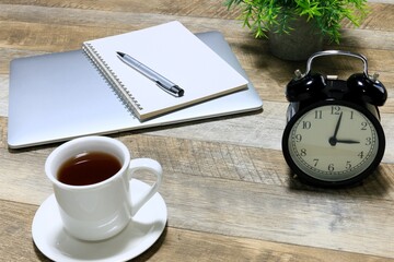 閉じたパソコン　ログアウト　ワークライフバランス