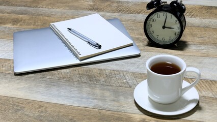 閉じたパソコン　ログアウト　ワークライフバランス