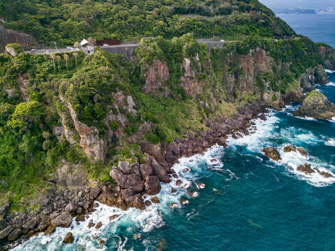 尾ヶ崎ウイングから見る下田の海。
高さ80mの断崖絶壁に展望台が設けられている。
眼下には白浜坂戸海岸があり、沖に小さな竜宮島が浮かんでいる。
竜宮島には白嶋神社の赤い鳥居が見える。
許可を得てドローンで空中撮影をしている。
日本国静岡県下田市-2025
