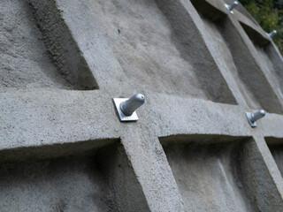 吹付法枠工で施工された土砂崩れ現場