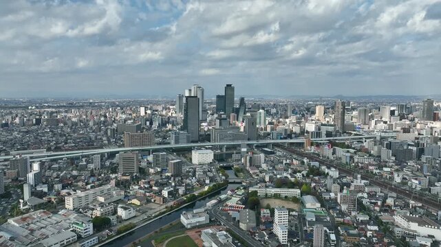 都市, 道路, 交通, 線路, 鉄道, インフラ, ドローン, 空撮, 社会, 産業, 物流, ロジスティクス, 運輸, 運送業, 高層ビル, 展望, 経済, 経営, 企業, 工場, 青空, 地平線, パノラマ, ビル, 建物, 施設, 俯瞰, ハイアングル, 鳥瞰図, 風景, 景観, 景色, 上から見た, 見下ろす, 現代, 都会, 不動産, ゼネコン, 開発, 建設, 建築, ビル群, 日本,